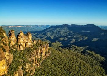 FXYFPM The famous Three Sisters rock formation in the Blue Mountains National Park, Australia